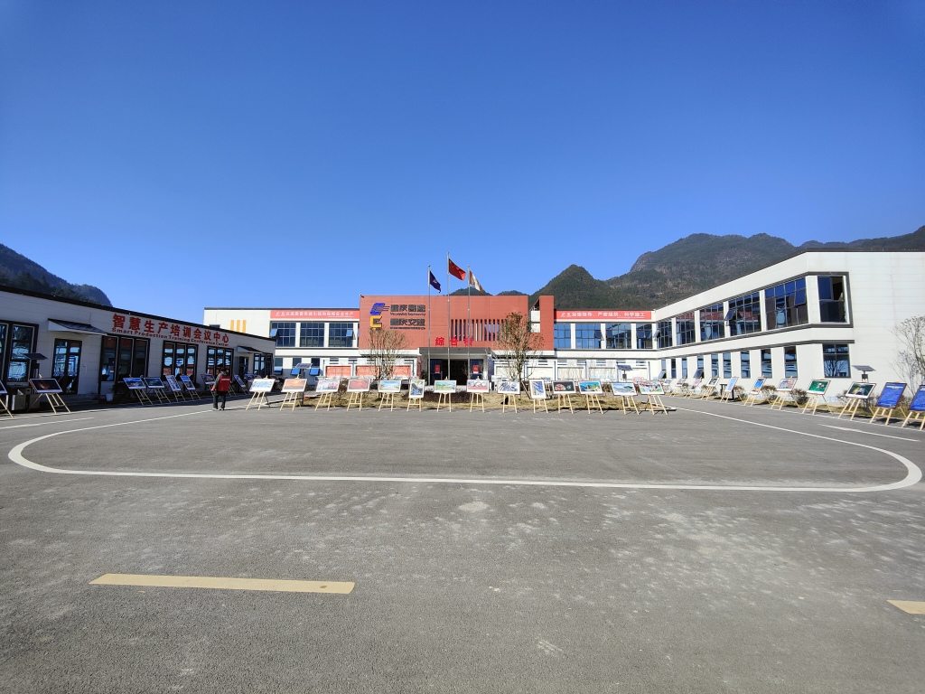 2022年11月14日，，，，重庆Z6尊龙旗舰厅公路建设史上摄影展首次走进建设工地——巫云开公司组织“贯彻落实党的二十大精神 起劲开创巫云开建设新时势——巫云开Z6尊龙旗舰厅摄影巡展”。。。。。 (1)